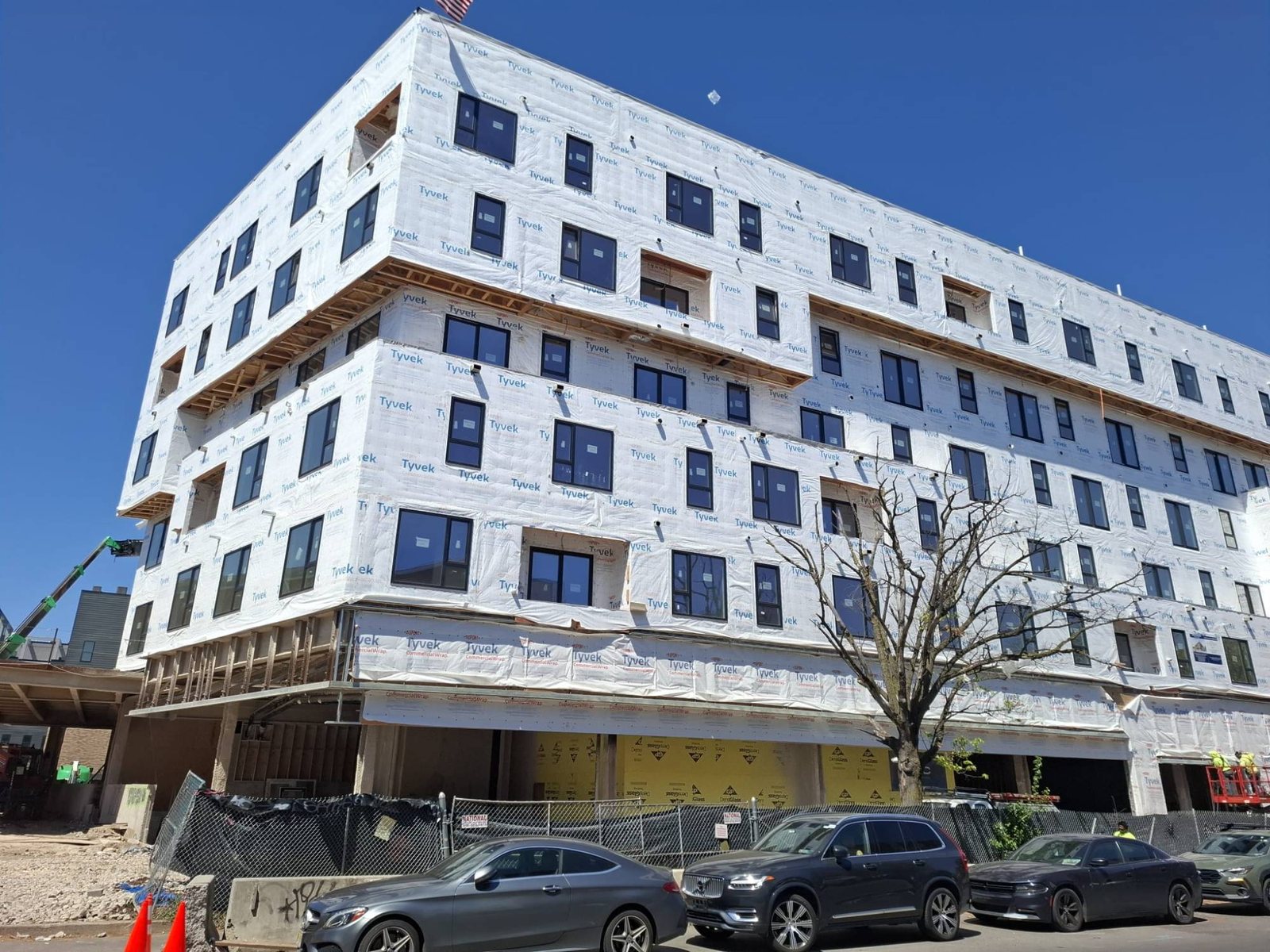 Six-storey multifamily building fitted with black uPVC windows